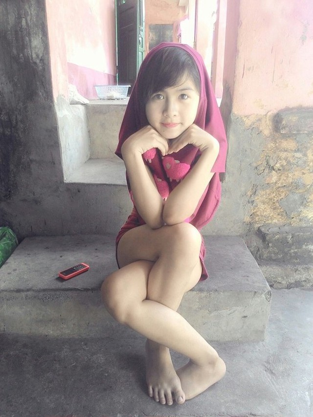 Cô học sinh lớp 10 - Trần Thị Thanh Thư đã khiến rất nhiều người phải chú ý tới mình bởi cách tạo dáng rất độc đáo và cũng được tặng một cái tên hot girl uốn dẻo.
