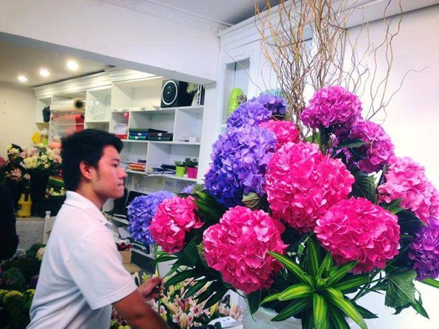 Nguyễn Lê Đôn Vinh đã quyết định dừng việc học để theo đuổi nghề cắm hoa nghệ thuật