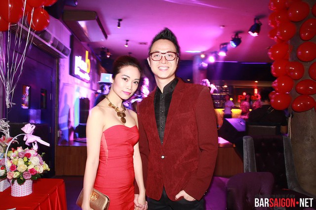 Nhật Tinh Anh lần đầu tiên công khai bạn gái lâu năm trong bữa tiệc sinh nhật nhà thiết kế Văn Thành Công vào tháng 10 vừa qua.