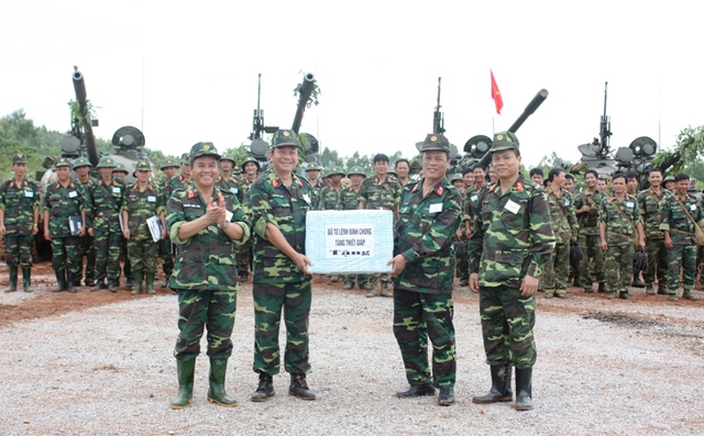 Thủ trưởng Bộ Tư lệnh Tăng - Thiết giáp trao quà cho Lữ đoàn xe tăng 215 vì đã hoàn thành xuất sắc nhiệm vụ diễn tập