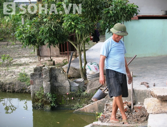 Bố Lệ Rơi đang sửa lại cầu ao ở sát ngôi nhà