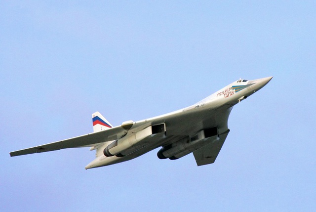 Máy bay ném bom chiến lược siêu âm Tupolev Tu-160 là loại máy bay siêu âm lớn nhất thế giới. Hiện chỉ có 16 chiếc Tu-160 hoạt động trong Không quân Nga.