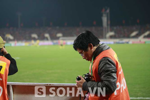 Thầy Linh của ĐH Bách Khoa Hà Nội cũng tác nghiệp như phóng viên tại AFF Cup 2014