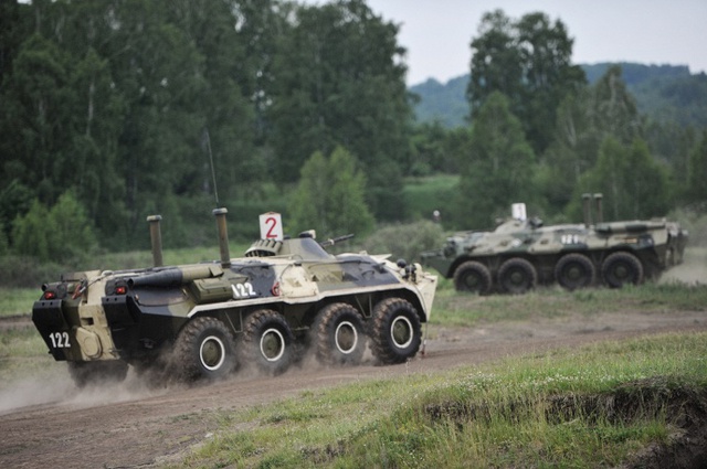 Phương tiện bọc thép do thám và giám sát BTR-80 tham gia cuộc tập trận.