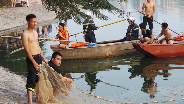 Theo quan sát của phóng viên, hàng chục cán bộ chiến sỹ thuộc lực lượn PCCC đã được điều động, đem máy dò chuyên dụng ra hiện trường