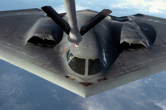 B-2 Spirit, do Northrop Grumman sản xuất, là loại máy bay ném bom đa nhiệm vụ được trang bị công nghệ tàng hình trang bị bom thông thường và bom hạt nhân.