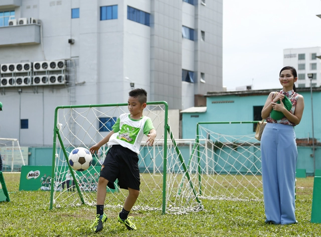 Có mặt bên cạnh con trong suốt buổi học, Kim Hiền vui vẻ nhìn con tận hưởng sân chơi thể thao mùa hè các bạn.