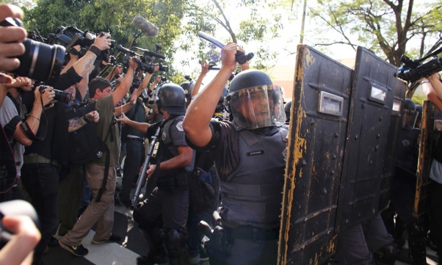 Cảnh sát quân sự đụng độ với những người biểu tình phản đối World Cup 2014 gần nhà ga tàu điện ngầm Caarao tại thành phố Sao Paulo, Brazil.