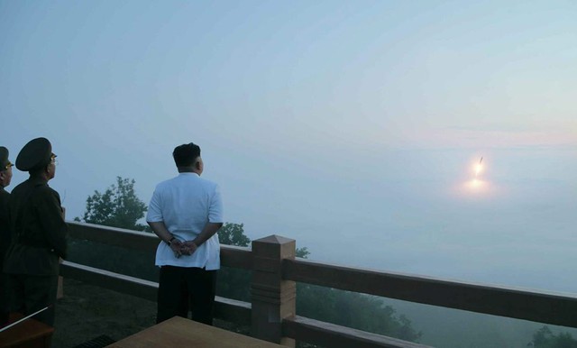 Nhà lãnh đạo Triều Tiên Kim Jong-un quan sát một tên lửa chiến thuật được phóng đi trong cuộc tập trận của Lực lượng chiến lược Triều Tiên.