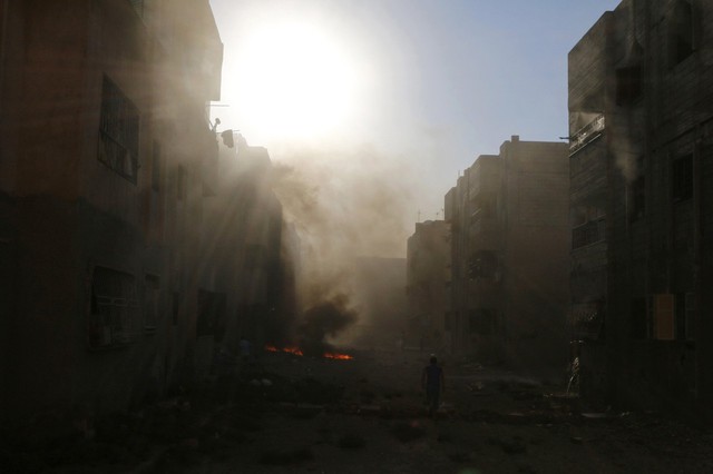 Khói bốc lên từ hiện trường bị nã đạn pháo từ quân đội chính phủ ở Raqqa, Syria.