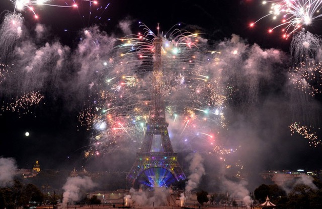 Pháo hoa được bắn rực rỡ trên tháp Eiffel nhân kỷ niệm Ngày quốc khánh Pháp.
