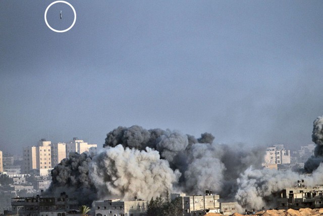 Một quả bom đang lao xuống các tòa nhà ở Gaza.