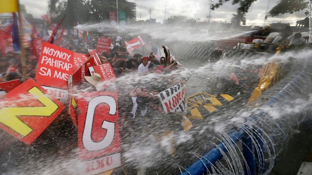 Cảnh sát chống bạo động sử dụng vòi rồng phun nước để giải tán người biểu tình chống chính phủ tại thành phố Quezon City, Philippines.
