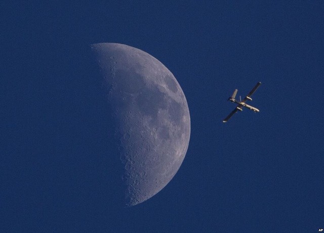 Một máy bay không người lái của Israel bay trên bầu trời đêm ở thành phố Gaza.