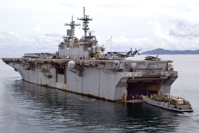 Cửa đổ bộ và tàu đổ bộ cỡ nhỏ của tàu đổ bộ USS Essex (LHD-2).