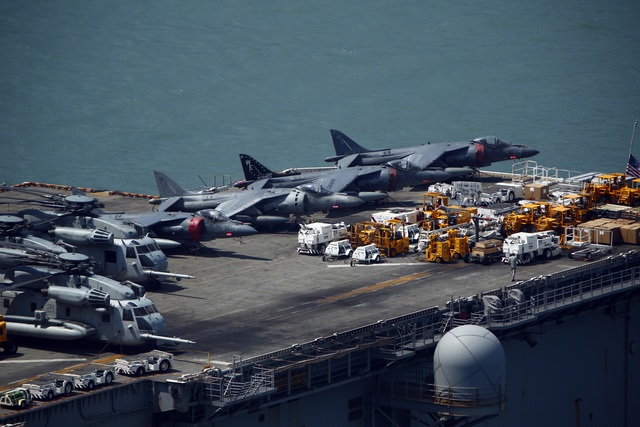 Máy bay phản lực cất/hạ cánh thẳng đứng Sea Harrier trên tàu đổ bộ USS Bonhomme Richard (LHD-6).