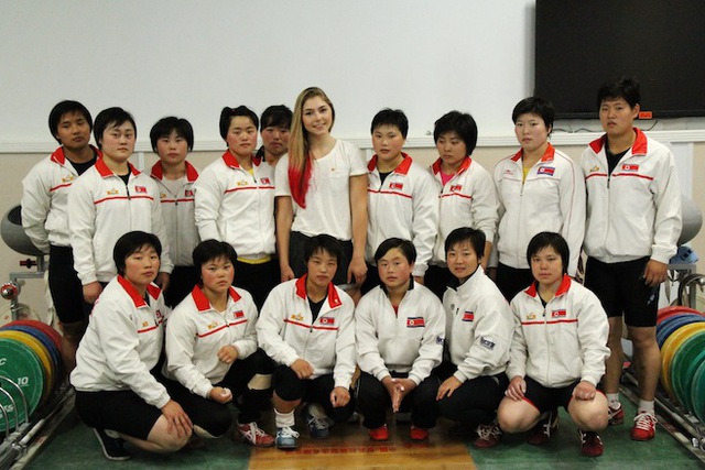 Maryana Naumova chụp ảnh chung với các vận động viên Triều Tiên