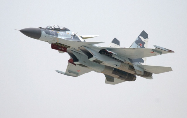 Tiêm kích đa nhiệm hai chỗ ngồi Sukhoi Su-30 được phát triển dựa trên nền tảng của Su-27.