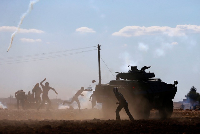 Những người Kurd  đụng độ với lực lượng an ninh Thổ Nhĩ Kỳ tại khu vực biên giới ở Suruc, Syria.