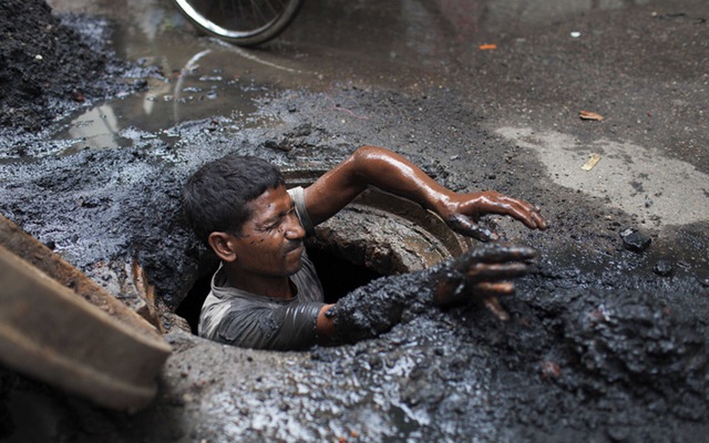 Công nhân dọn vệ sinh đường ống thoát nước tại thành phố Old Dhaka, Bangladesh.