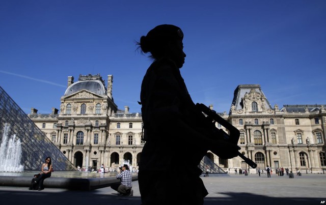 Binh sĩ tuần tra trên sân của bảo tàng Louvre ở Paris, Pháp, trong khi quân đội Pháp đang cân nhắc gia tăng không kích nhằm vào nhóm phiến quân Nhà nước Hồi giáo (IS) ở Syria.