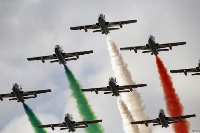 Phi đội máy bay biểu diễn Frecce Tricolori của Không quân Italia trinh diễn tại triển lãm hàng không Malta 2014 ở Valletta.