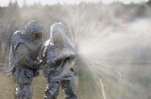 Lính cứu hỏa tham gia buổi huấn luyện tại một kho chứa gas dưới lòng đất gần ngôi làng Opari, Lviv, Ukraine.