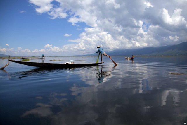 Ngư dân chèo thuyền đánh cá trên sông Inlay ở thị trấn Nyaung Shwe, Myanmar.