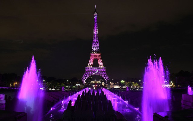 Tháp Eiffel ở thủ đô Paris được chiếu sáng màu tím để hưởng ứng tháng ung thư vú quốc gia.