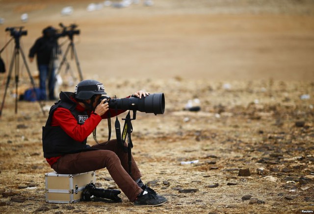 Phóng viên ảnh chụp thị trấn Kobani của Syria từ thị trấn biên giới Suruc ở Thổ Nhĩ Kỳ.