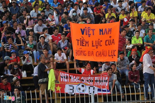 NHM hết lòng cổ vũ cho U21 Việt Nam. (Ảnh: Zing.vn)