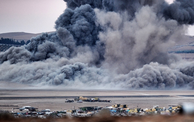 Khói bụi bốc lên sau một đợt không kích xuống thị trấn Kobani, Syria.