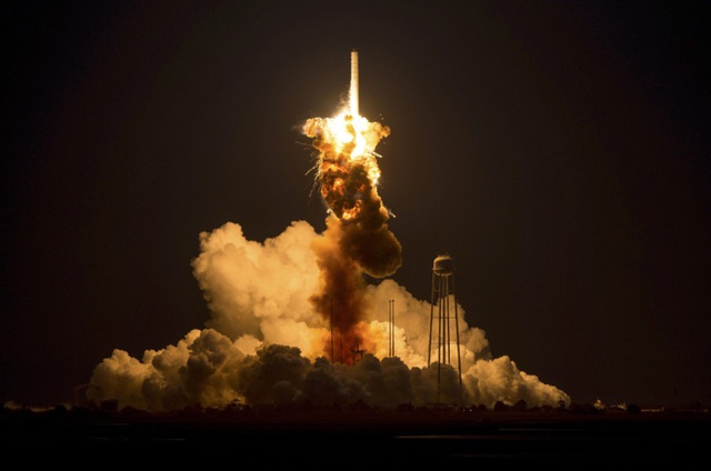 Tên lửa đẩy không người lái Antares của Cơ quan vũ trụ Mỹ (NASA), mang theo tàu vũ trụ chở hàng hóa lên trạm không gian quốc tế, đã phát nổ vài giây sau khi rời bệ phóng tại bang Virgina, Mỹ.