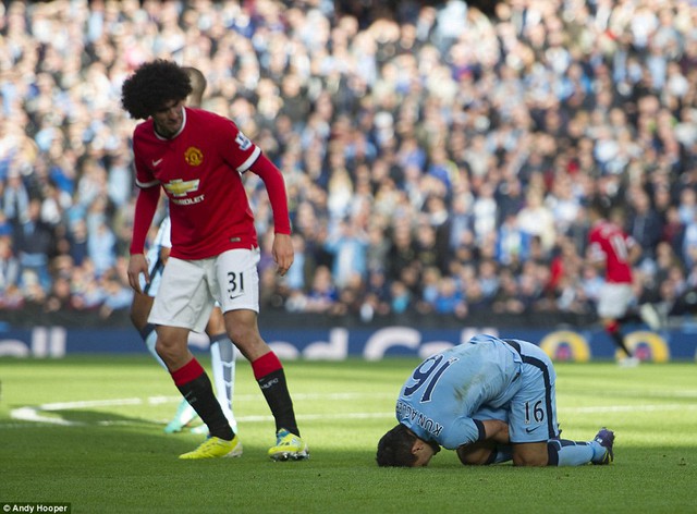 Fellaini khó chịu khi cho rằng Aguero đã ăn vạ đòi penalty