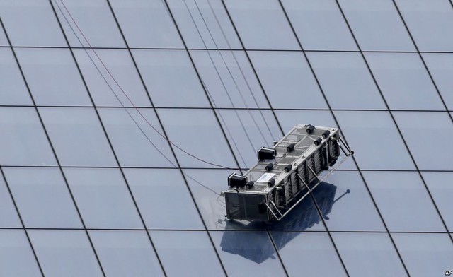 Giàn giáo treo bị đứt dây cáp trên tòa nhà Trung tâm thương mại thế giới số 1 ở New York, Mỹ.