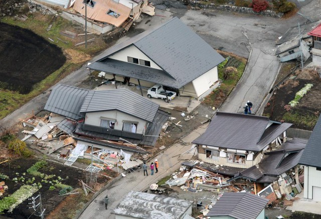 Nhiều ngôi nhà bị sập sau khi động đất xảy ra tại thị trấn Hakuba, tỉnh Nagano, Nhật Bản.