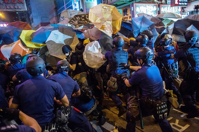 Người biểu tình đối đầu với cảnh sát trên đường phố ở Hong Kong.