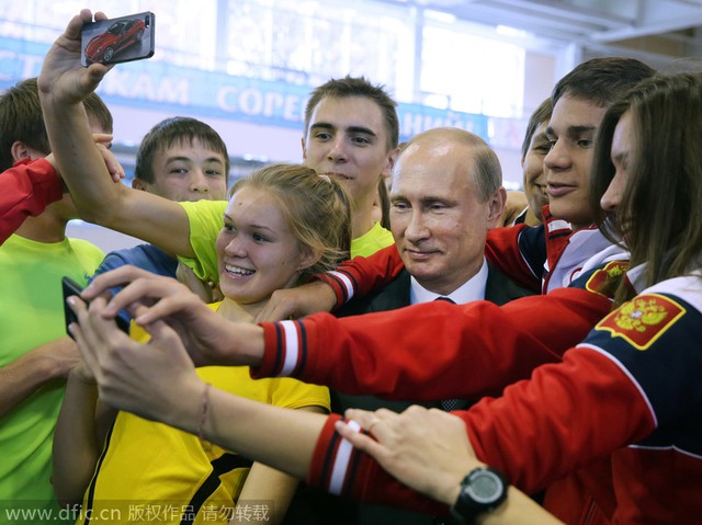 Ngày 10/9/2014, tại Cheboksary, Tổng thống Nga Vladimir Putin chụp hình tự sướng cùng các tuyển thủ vô địch Olympic thanh niên. Nguồn: dfic.cn
