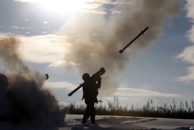 Binh sĩ Ukraine phóng tên lửa vác vai trong một cuộc tập trận gần thành phố Shchastya, miền bắc vùng Lugansk.