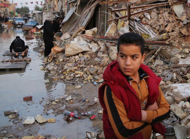 Người dân kiểm tra thiệt sau vụ đánh bom ô tô ở thành phố Baghdad, Iraq. Vụ nổ đã khiến hàng chục người chết.