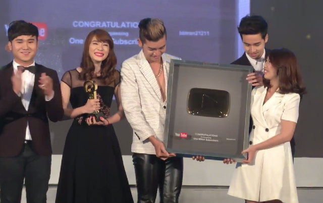 Các thành viên nhóm BB&BG lên bục nhận giải thưởng Kênh có lượt theo dõi và lượt xem cao nhất trên Youtube Việt Nam