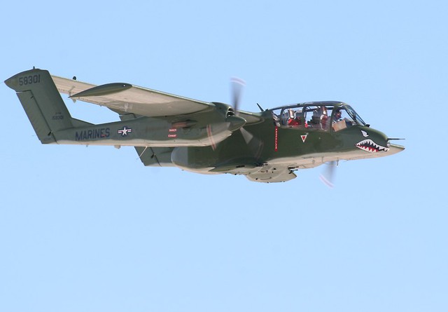 Máy bay OV-10 Bronco có kíp lái gồm 2 người.