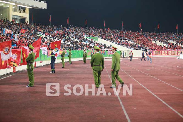 Không khí bóng đá làm náo động cả nước, nhưng có những người dù muốn vẫn phải quay lưng lại trận đại chiến giữa Việt Nam vs Malaysia