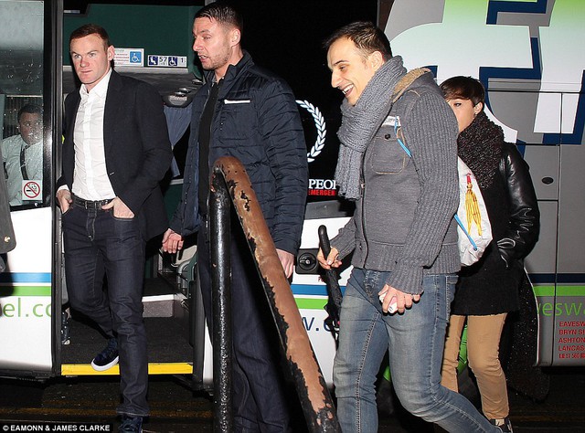 Rooney bước ra khỏi xe bus