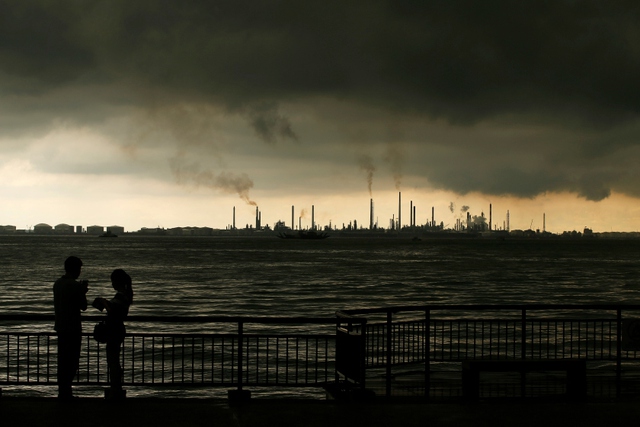 Mây đen bao phủ trên nhà máy lọc dầu ở Singapore.