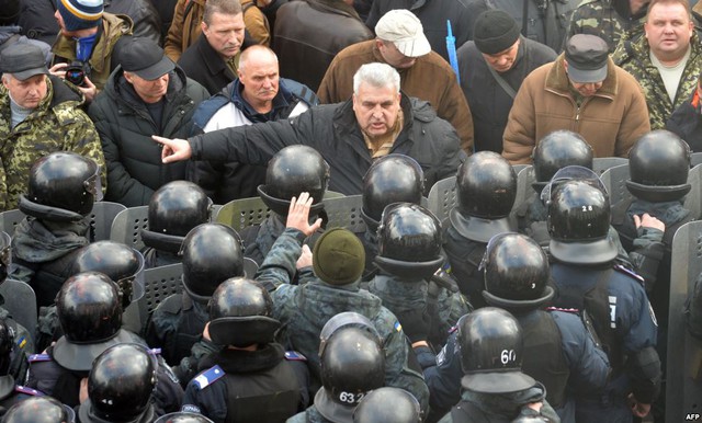 Người biểu tình xô xát với cảnh sát chống bạo động bên ngoài tòa nhà quốc hội ở thủ đô Kiev, Ukraine.
