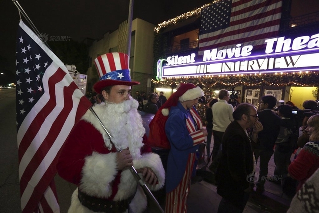Matt Ornstein, một người dân ở Los Angeles, mặc trang phục ông già Noel đứng xếp hàng chờ mua vé.