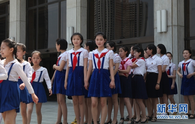 Học sinh cung thiếu niên Bình Nhưỡng đón đoàn học sinh từ các địa phương tới thủ đô Triều Tiên sau khi ông Kim Jong-un lên nắm quyền. Ảnh: THX.