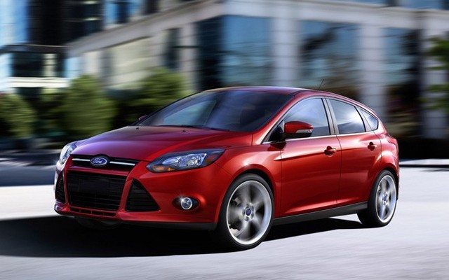 Ford Focus Mẫu xe hạng C này ngay từ khi ra đời thế hệ “One Ford” đã làm mưa làm gió trên thị trường thế giới. Đơn cử năm ngoái đã có đến 1,1 triệu chiếc Focus được bán ra trên toàn cầu. Nhưng, đình đám trên thị trường thế giới không có nghĩa sẽ đương nhiên gặt hái được thành công tại Việt Nam. Theo thống kê của Hiệp hội các Nhà sản xuất ôtô Việt Nam (VAMA), tổng sản lượng bán hàng của Focus 11 tháng năm 2014 đạt 760 chiếc. Đây là mức sản lượng thấp so với hầu hết các đối thủ cạnh tranh. Điểm khó hiểu chính là tại sao Focus lại không được nhiều người tiêu dùng ưa chuộng mặc dù xét từ thiết kế ngoại thất đến nội thất và tính năng lái đều không tệ. Thậm chí có thể nói, bên cạnh bước đột phá với ngôn ngữ thiết kế Kinetic, Focus đang sở hữu những thế mạnh mà ít đối thủ có được như công nghệ đỗ xe tự động, kết nối bằng giọng nói, dừng xe chủ động, cảnh báo điểm mù… Nguyên nhân giá bán cũng chưa hẳn đúng bởi thực tế, để sở hữu những công nghệ thời thượng này thì mức giá hiện hành từ 689 triệu đồng không phải là quá cao. Vấn đề có lẽ nằm ở khâu marketing, truyền thông của hãng xe Mỹ. Để truyền tải được hết những điểm hay của xe đến với đông đảo người tiêu dùng thì các kênh truyền thông cùng giải pháp kèm theo của Ford Việt Nam hiện nay dường như đang đi chệch hướng, chưa đúng cách và chưa đúng đối tượng. Lưu ý rằng không ít mẫu xe của Ford đã từng để lại những ấn tượng xấu đối với nhiều người tiêu dùng, cụ thể là với chính Focus hay “đàn anh” Mondeo.