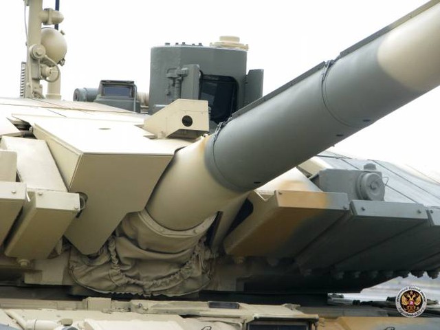 Các module “Relikt” bố trí hai bên trán tháp pháo xe tăng T-90AM